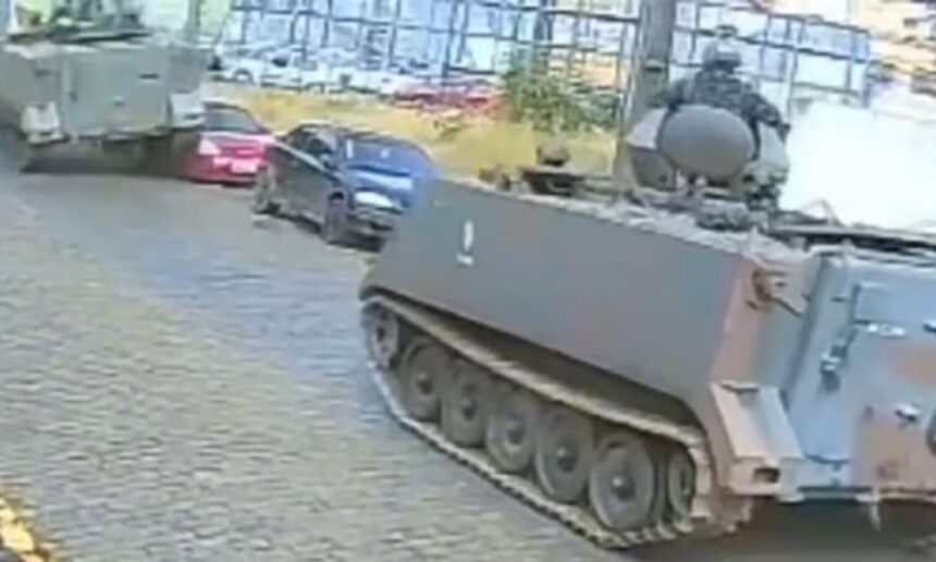 tanque-do-exercito-anda-na-contramao-e-passa-por-cima-de-carro-estacionado